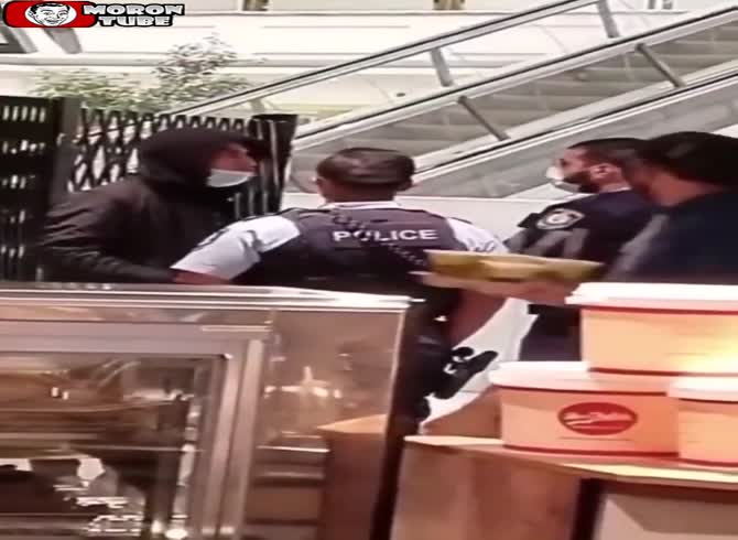 Video :A guy is arrested by the police for wearing a mask that is too loose!
